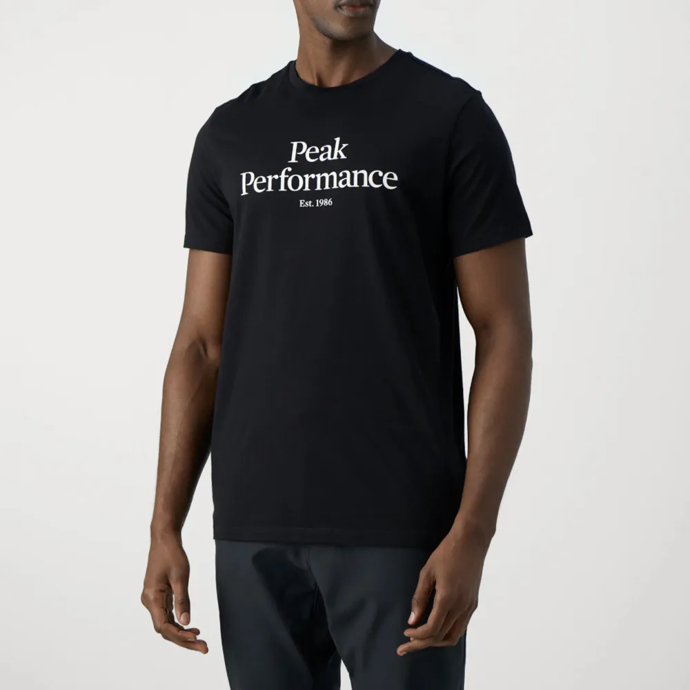 Snygg svart Peak Performance T-shirt. Herrmodell, passar dock oavsett kön. Knappt använd, säljer pga för liten… Nypris 499kr. Stl. S. (Sista bilden är lånad).. T-shirts.