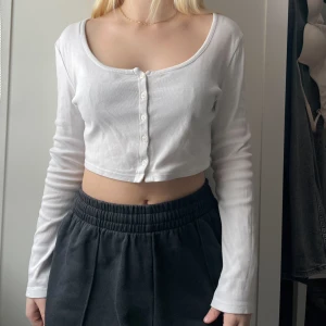 Vit tröja - Nu säljer jag denna fina vita tröjan från H&M då den inte kommer till användning längre. Den är inte använd jättemycket så den är fortfarande i fint skick.🤍