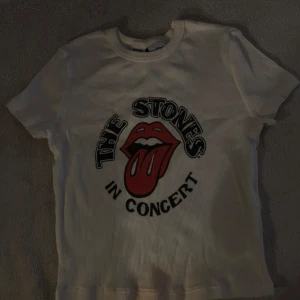 Baby tee/ Crop top - Topp med rolling stone tryck på från Bershka också bara använd ett fåtal gånger, pris kan diskuteras 