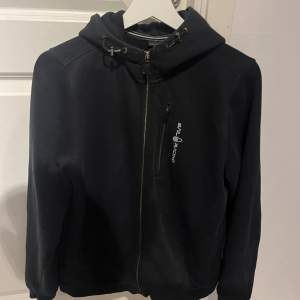 Säljer en svart sail racing hoodie då den inte kommer till använding längre. Bra skick