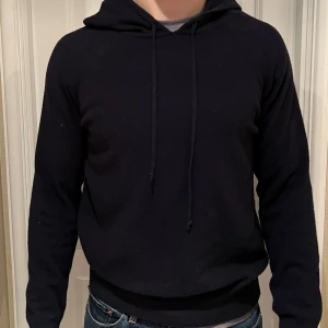 Cashmere hoodie - 100% cashmere hoodie från Invento. Nypris 2000kr. 10/10 skick. Använd Max 3 gånger. 