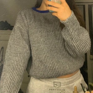 Stickad tröja  - Har flera av dessa stickade tröjor och älskar dem. Värmer jätte mycket och man kan välja om man vill vika in tröjan eller inte. Finns även i andra färger istället för blå runt om i halsen, röd, vit om någon skulle vara intresserad:)🙌🦋