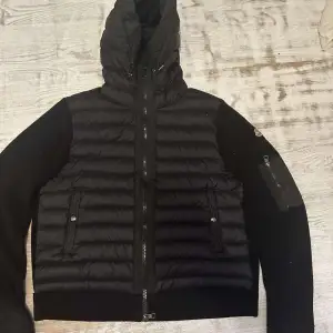 Moncler Cardigan Storlek L. Finns att hämta i Stockholm, men även frakt. Pris går att diskutera vid snabb affär 