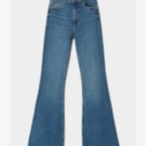 Marinblå bootcut jeans  - Säljer mina mörkblåa jeans från berska då de inte kommer till användning längre, den är i bra sick.. Skriv vid intresse eller vid frågor 💗