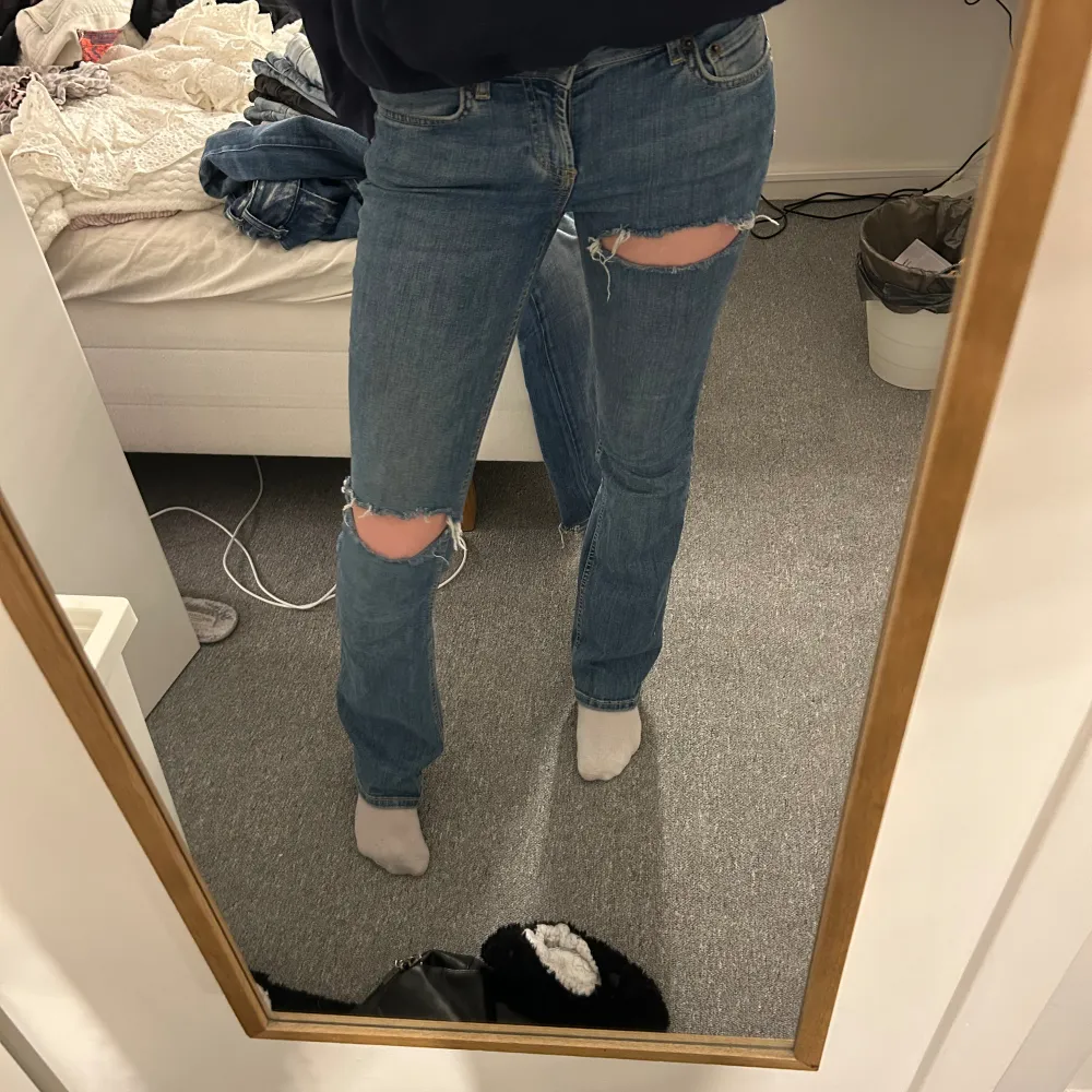 Super snygga bootcut Lågmidjade jeans med snygga hål som jag har gjort själv! Storlek 34❤️midjemått är 36 cm men är stretchiga ❤️ innerbenslängden är 83, jag är 173 . Jeans & Byxor.