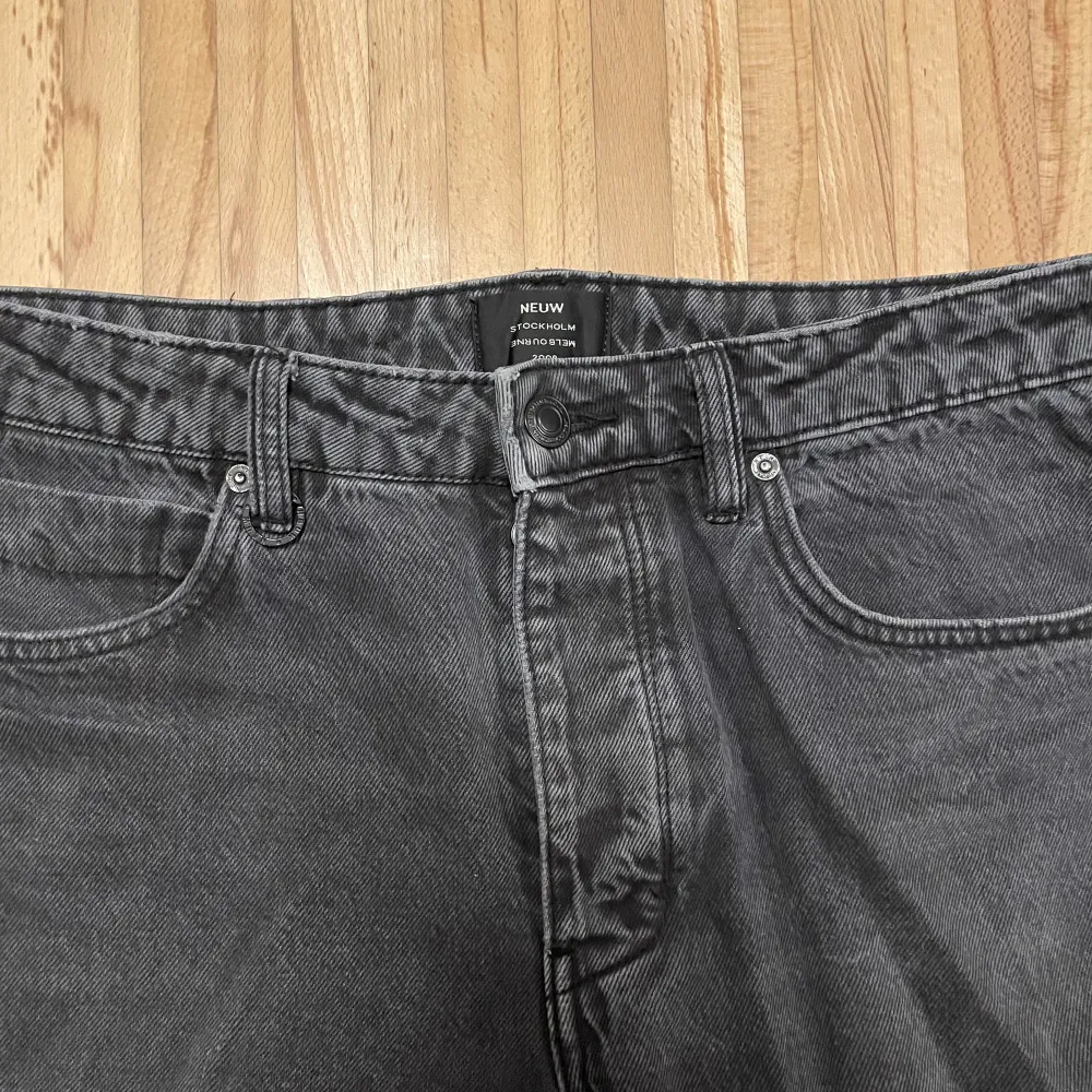 Svarta jeans från NEUW. Modell ”Liam”, vilket är deras loose/relaxed fit jeans.  Nypris 1299kr. Storlek 31/32. Jeans & Byxor.
