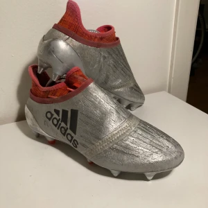 Adidas X 16+ Purechaos SG - Tjena, jag säljer dessa adidas X 16+ Purechaos SG. Skorna är i fint skick. Skorna är i storlek 40 2/3 men passar även 41. Pris kan möjligtvis