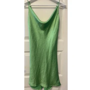 Klänning Gina Tricot - Klänning från Gina i strl 34. Aldrig använd pga för stor för mig tyvärr. Har lite slitningar i tyget men ingenting som syns. Skriv vid frågor eller fler bilder. Pris kan diskuteras❤️
