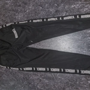 Hoodrich byxor - Hoodrich svarta byxor för bara 200 Originell pris är cirka 500-750.  Bra skick och inget fel med de. Färgen är som ny. Har bara haft på mig den 4 gånger och tvättat 2 gång.  Är jätte skön men är tyvärr inte min stil och därför säljer jag den. 