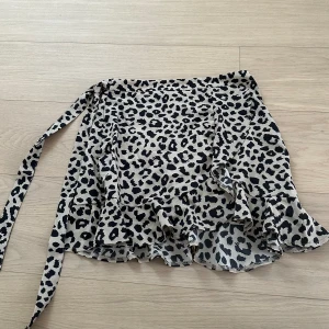 Kjol  - Jättefin leopard omlott kjol 🤎 Storlek S Använd 1 gång 🙏🏼 Snören som man knyter runt midjan, så himla fin!