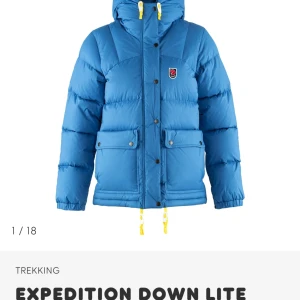 Fjällräven jacka - En fin och ljus blå fjällräven jacka i väldigt bra skick, kontakta mig för mer bilder