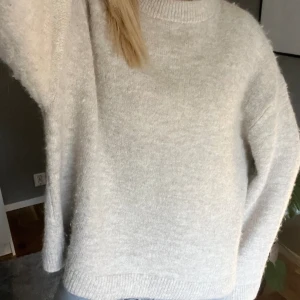 Stickad tröja - Supersnygg sticksd tröja från Gina Tricot! 🥹💓 färgen speglas bäst på första bilden! Storlek S, använd 1 gång men inte min färg tyvärr 💓 Köpt för 399kr, slutsåld på hemsidan! Säljer här för 250kr 💓