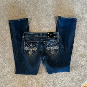 Miss me jeans - Super snygga miss me jeans! Bootcut och lågmidjade. Lite uppskrapade vid fötterna, midjemått: 38cm, innerben: 80cm! Använd gärna köp nu🫶