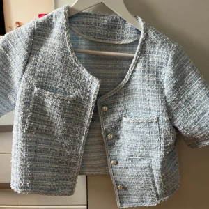 Blå kofta - Köpte denna i Korea i somras men aldrig använt den. Köpt för 1400!