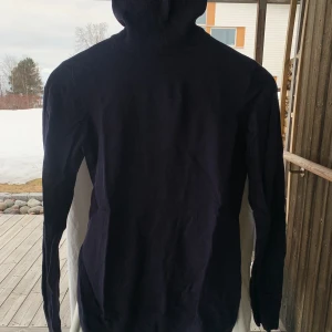 Polotröja  - En marinblå polotröja från märket Stockh lm, den är i väldigt bra skick🩷true to size S