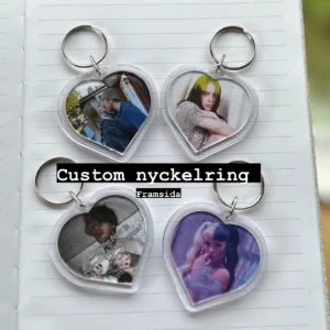 Custom nyckelring  - Beställ din egna nyckelring med 2 st valfria bilder. Hör av er privat för frågor. Storlek ca 5 cm 🩷 bilden behöver kunna klippas i en hjärtform, välj bilder med detta i tanken 🩷