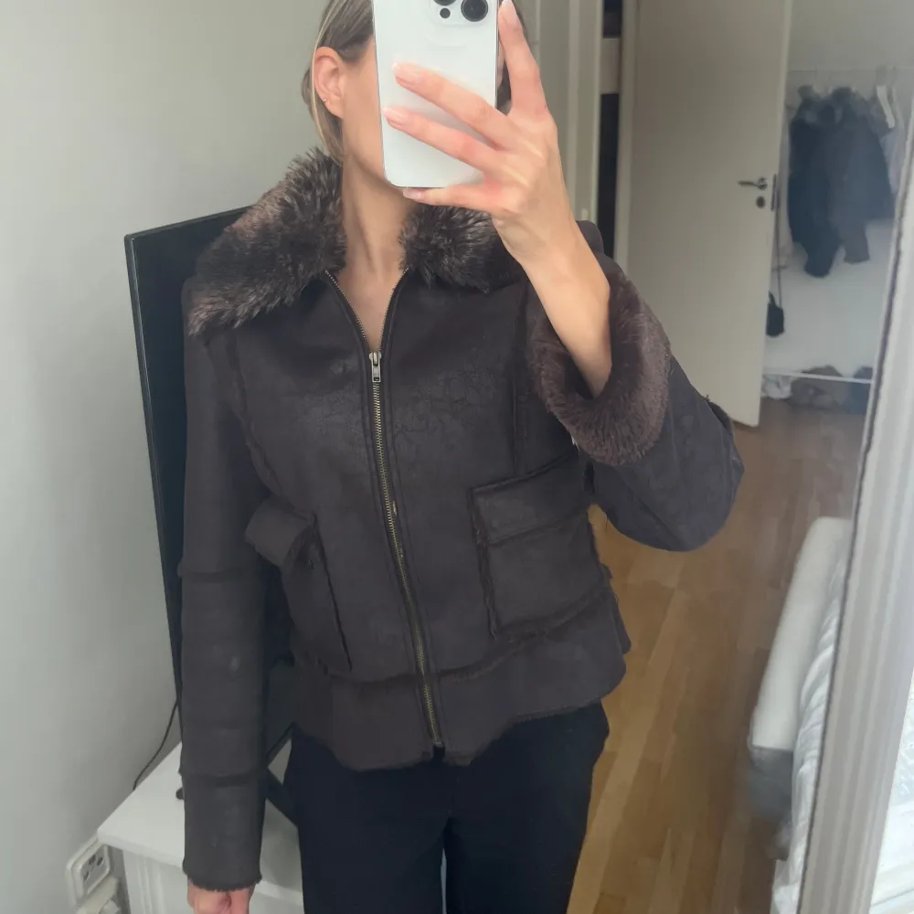 Brun jacka frĂ„n miss poshđHelt oanvĂ€nd. Kan köpas pĂ„ min vinted ocksĂ„. Takit.