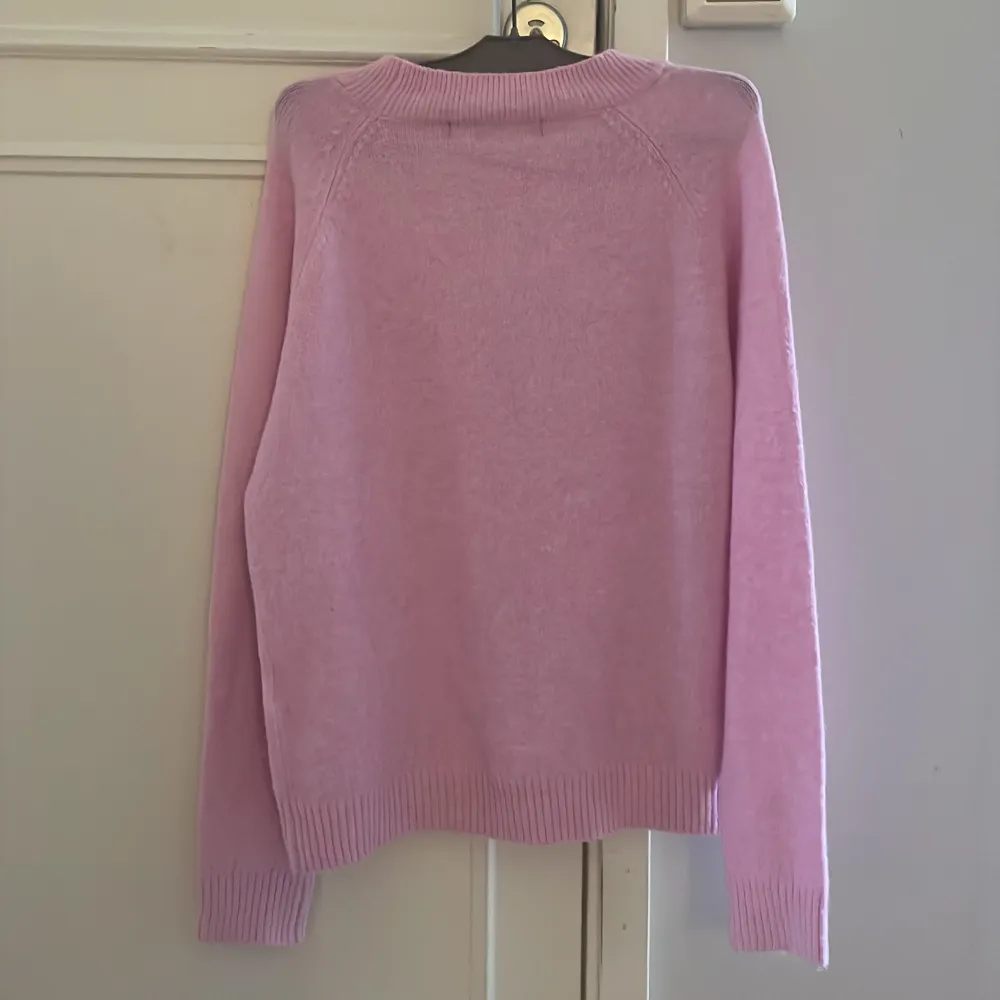 Säljer denna populära rosa stickade tröja från Vero Moda i modellen ”vm doffy”. Perfekt nu till våren och sommaren i storlek S. Aldrig använd så i nyskick.. Stickat.