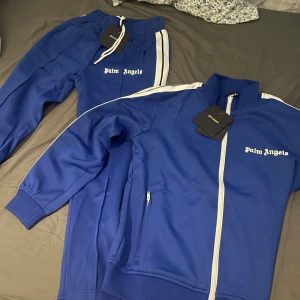 Palm angels dress - Hej säljer min helt nya Palm angels dress då jag fick den i present och den inte passar mig. Vid frågor hör av er