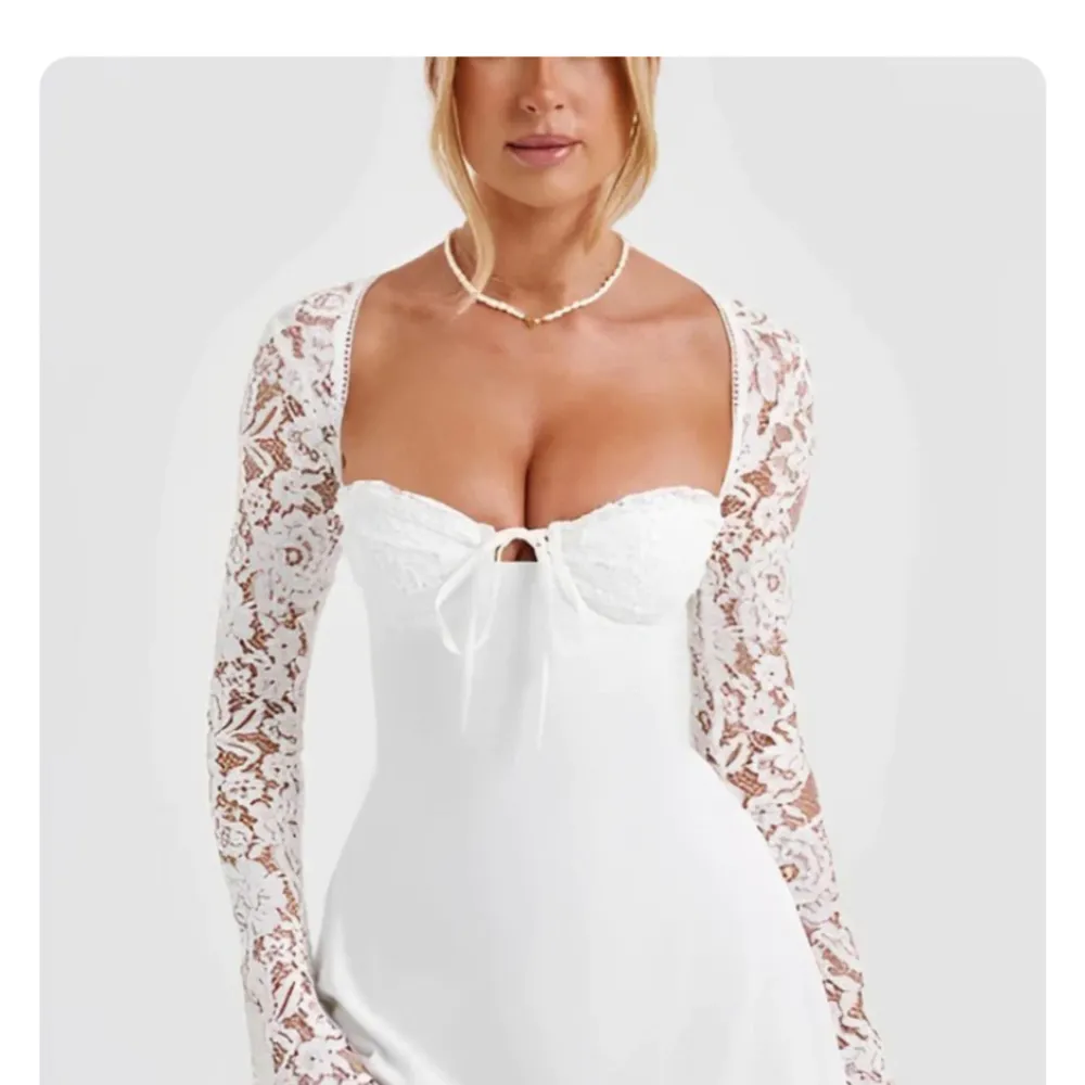 Har köpt en vit klänning från märket Venoura, men klänningen passade inte mig. Perfekt för studenten och den är helt oanvänd och nypriset ligger på 600!. Klänningar.