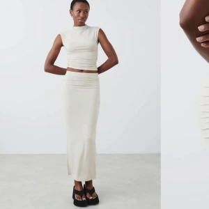 Gina set  - Jättefint sett ifrån Gina Tricot i storlek S på toppen och Xs på kjolen! Helt nya med lapparna kvar!! Endast provat!💞