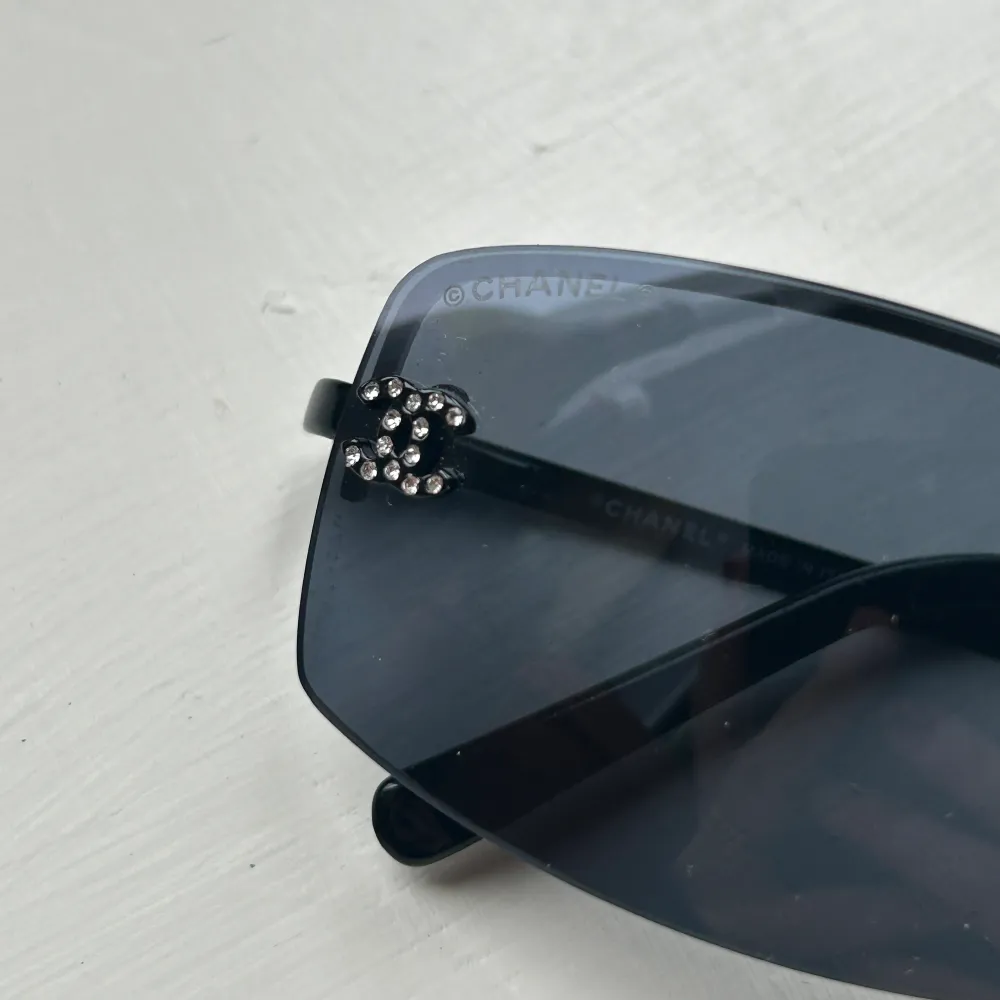 Svarta Chanel-solglasögon från tidigt 2000-tal med logotyper klädda i swarovski-kristaller på sidorna av glaset. Modell 4093-b.  Självklart äkta! Finns fler bilder på detaljer för att intyga äkthet vid intresse. Pris kan eventuellt diskuteras!. Accessoarer.