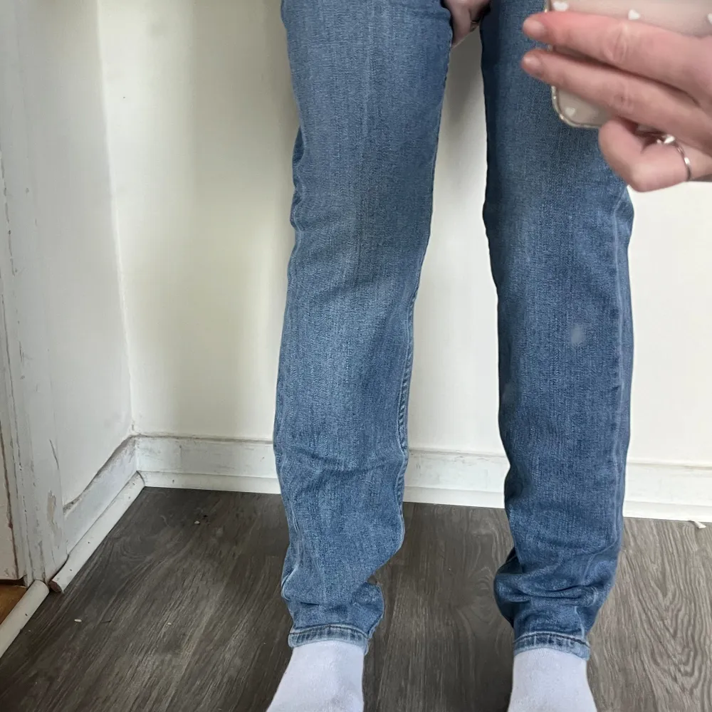 Blå karve jeans, använda ytterst få gånger. Modellen slim. Strl w30 men skulle säga att de är mer en w28/w29. 80kr plus frakt . Jeans & Byxor.