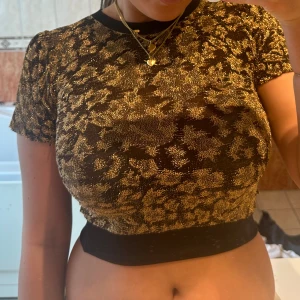 Leopard tröja  - Jättefin leopard tröja som är perfekt till fest alldeles förliten på mig den är ifrån dagmar och nypris är ca 2200