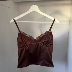 Brunt satin linne med spets detaljer - Storlek M använd fåtal gånger fortfarande mycket bra skick, justerbara band 