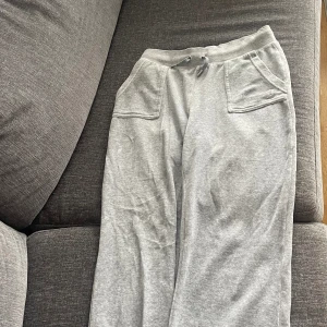 Ljusgrå juicy couture byxa med fickor i bak.  - Ljusgrå juicy couture byxa i storlek smal (s). Byxan är i bra skick, har bara haft på mig den några gånger. Köpte byxan på Jackie för 1200kr men jag säljer den för 650kr. (Legat i garderoben därför är den lite skrynklig) skriv gärna för fler bilder. 