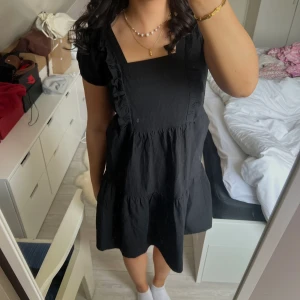 & Other Stories Klänning - Superfin klänning från & Other Stories i Linnematerial. Fint skick men någt urtvättad i färgen därav priset. Annars fint skick, strl XS. 