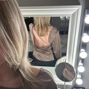Backless  - Fin långärmad som passar på fest eller högtider. Fin design i ryggen. Aldrig använd. Säljer då den är för stor för mig😁kan sänka pris vid snabb 💗
