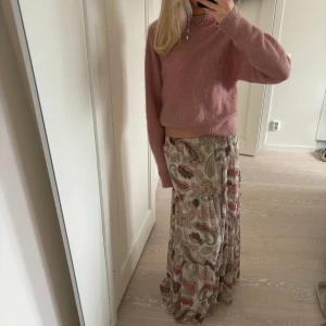 Maxikjol  - Superfin långkjol som jag sytt om från en långklänning från zara🥰 jag är 175💕