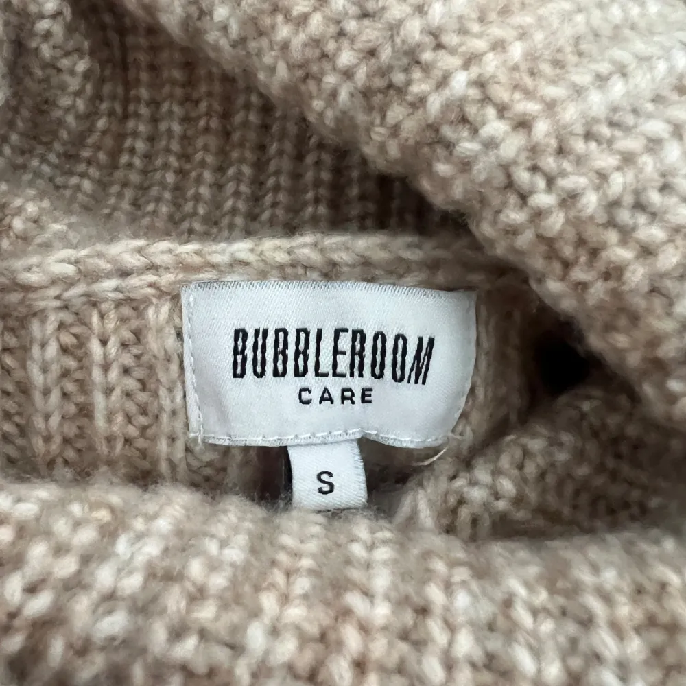 Helt oanvänd stickad klänning Bubleroom Care. Storlek S. Otroligt bra kvalité och jätte mjuk. Köpt på Bubleroom för 649 kr.. Klänningar.