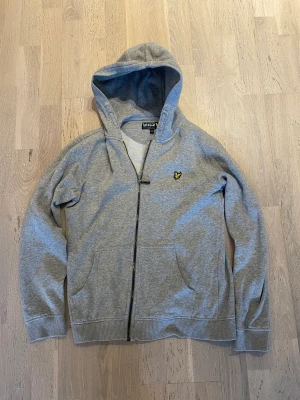 Lyle & Scott Zip tröja  - En riktigt snygg Lyle & Scott Zip tröja. Är i nyskick och har storlek junior 14/15 år.