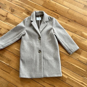 Zara kappa - Barn kappa i bra skick i storlek 122. 