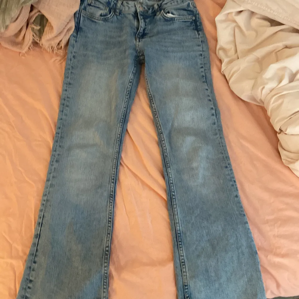 säljer de här lågmidjade bootcut jeansen från gina, jag är 152 cm och de passar perfekt. Jeans & Byxor.