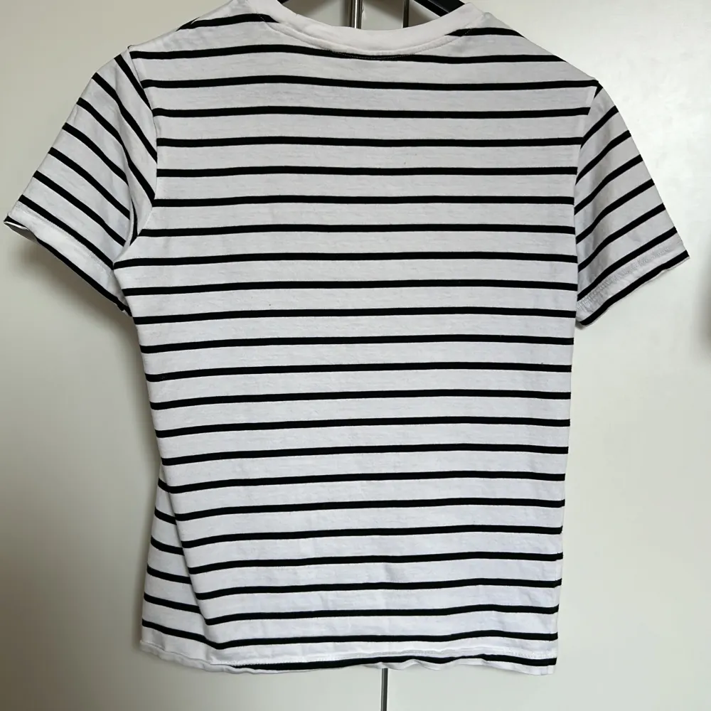 Randig tröja från hm  storlek xs. Använd fåtal gånger och är i bra skick. Orginal pris 79 kr . T-shirts.