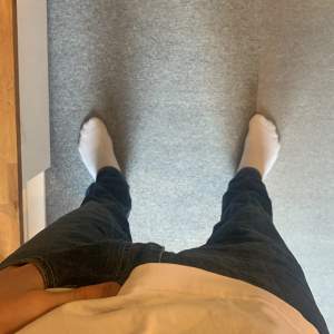 Blå mörka jeans från märket Levis. Efter frågade jeans för den som vill ha stilrena och snygga grish jeans. Kontakta mig vid frågor✅💯