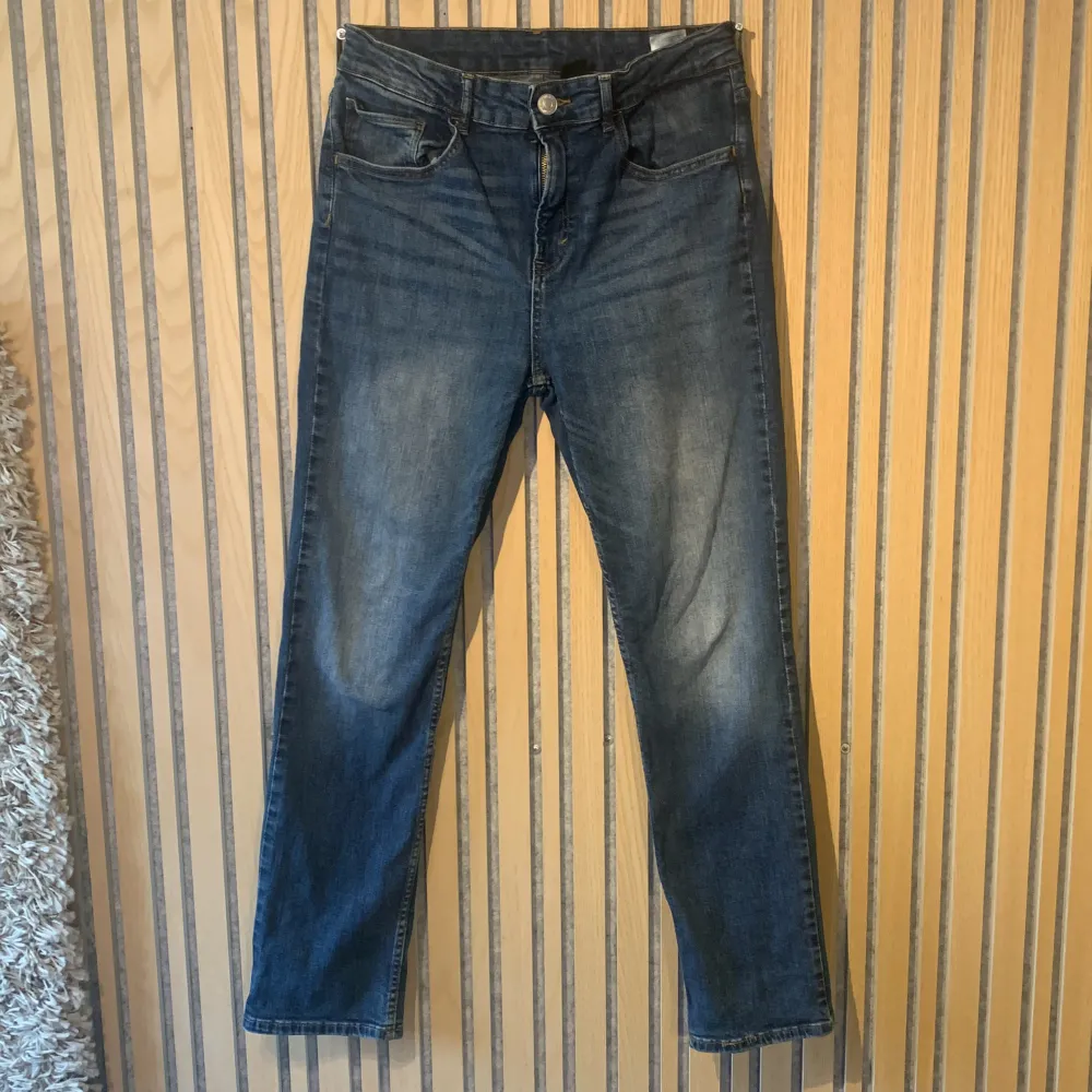 Vanliga slim jeans från H&M. Dessa är stilrena och skit snygga. Passformen är perfekt och färgen är mörkblå. De har inte några defekter eller något. Kontakta mig vid frågor💯🙌🏻. Jeans & Byxor.