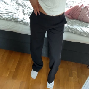 Kostymbyxor från Gina Tricot - slutsålda kostymbyxor, väldigt fina & användbara! SPEGELN SOM ÄR SMUTSIG & EJ BYXORNA! 🩷