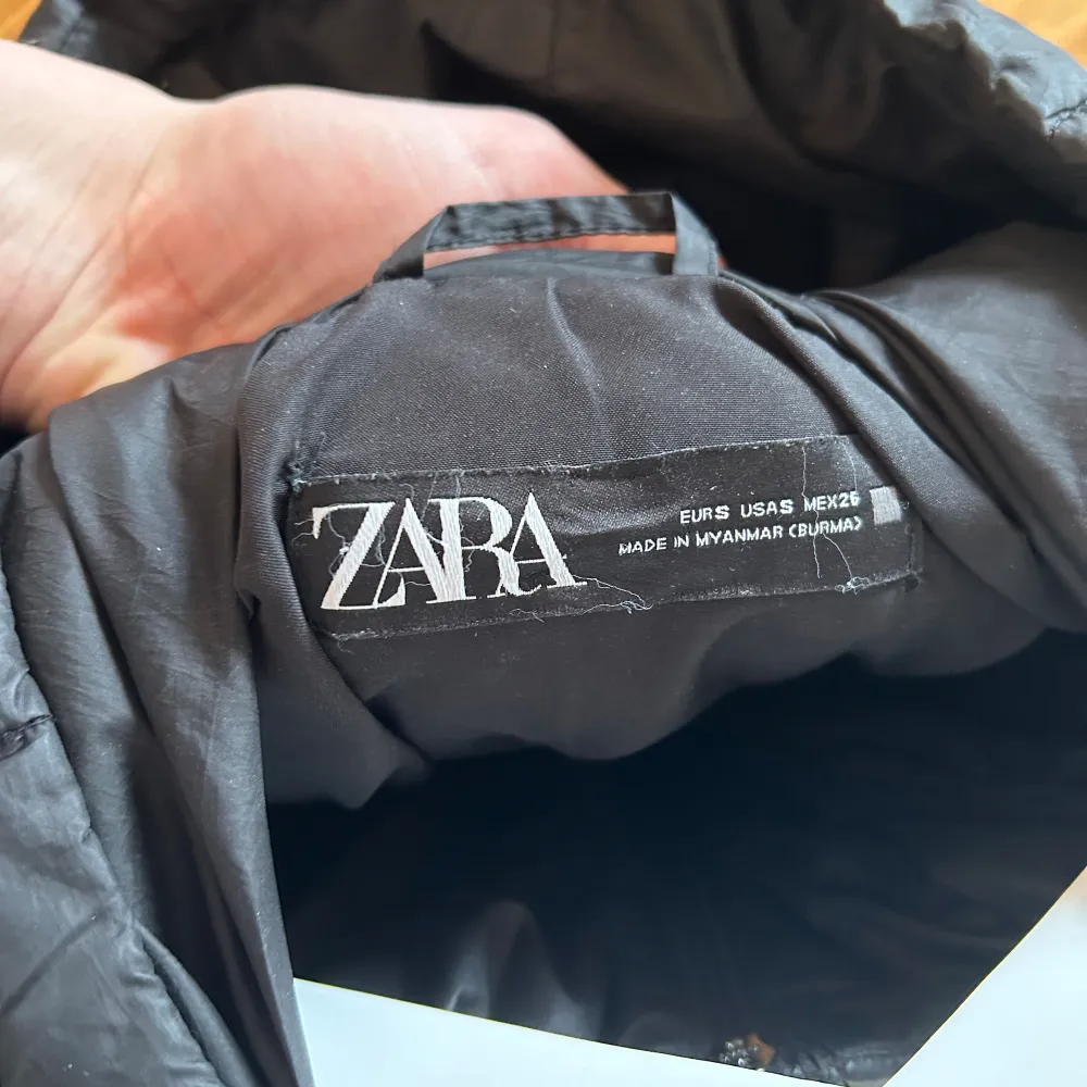 Säljer denna jacka från Zara i storlek S då jag inte använder den. Hör av er vid intresse eller funderingar!🌟. Jackor.