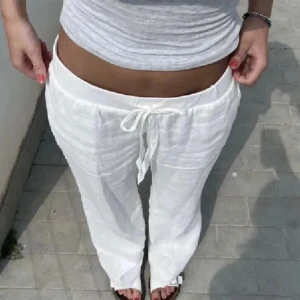 Alobha label lågmidjade linnebyxor  - !!VILL GÄRNA BYTA MOT GAMLA MODELLEN!! Så snygga linnebyxor från alobha label. I ny skick, aldrig använda. Funderar på att sälja då dem är för stora för mig. Nypris 900💓 !! Svarar så snabbt jag kan men det är många som skriver!!