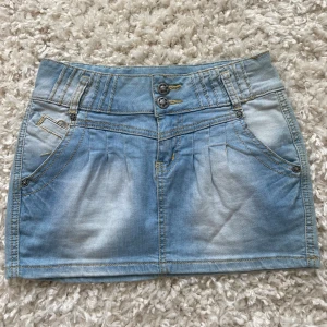 Lågmidjad jeanskjol  - As snygg lågmidjad jeanskjol!! Perfekt nu till sommaren💗💗