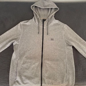 Hugo boss  - Storlek S men passar även M  Så gott som ny