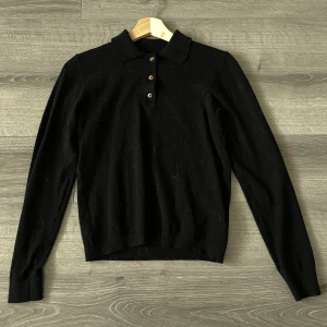 Svart tröja, strl: XS, svart - Svart Basic tröja  Svart Knappar Finns en del katthår på den men det tas givetvis bort innan försäljning 