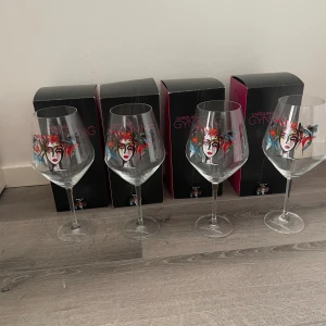 Rödvinsglas från Carolina Gynning, oanvända* - 4 stycken rödvinsglas från Carolina Gynning   2 är använda 1 gång och 2 är oanvända  Förpackningarna kan vara kantstötta   Vid intresse finns även oanvända vitvinsglas   Nypris: 299 kr   Perfekt studentpresent