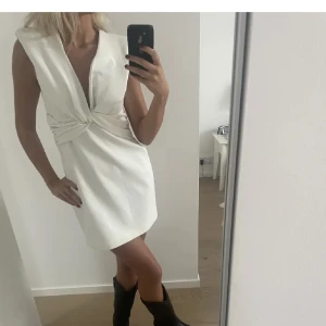 Vit klänning från zara - Fräsch vit klänning från zara, strl M💕