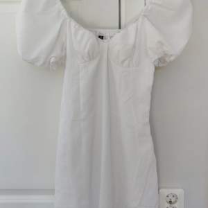 Jättefin vit klänning i storlek 36 från h&m som är oanvänd!
