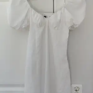 Jättefin vit klänning i storlek 36 från h&m som är oanvänd!